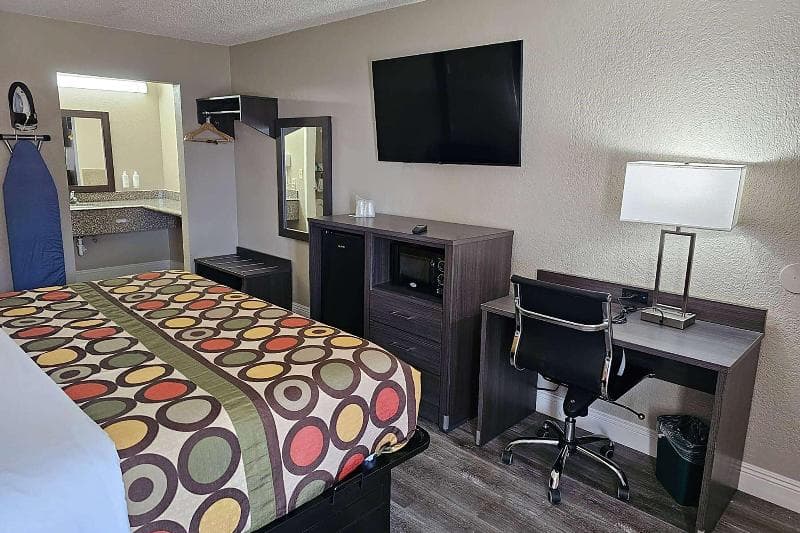 Super 8 By Wyndham Metairie 3