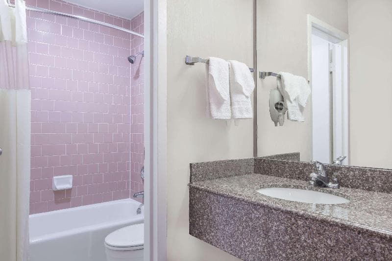 Super 8 By Wyndham Metairie 5