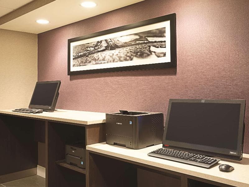 La Quinta Inn & Suites by Wyndham Baltimore BWI Airport photo 1