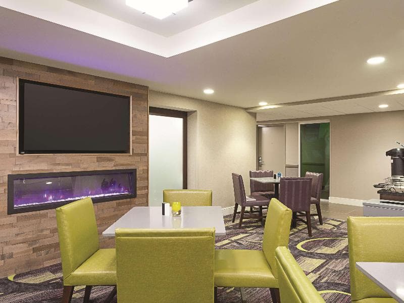 La Quinta Inn & Suites by Wyndham Baltimore BWI Airport 3