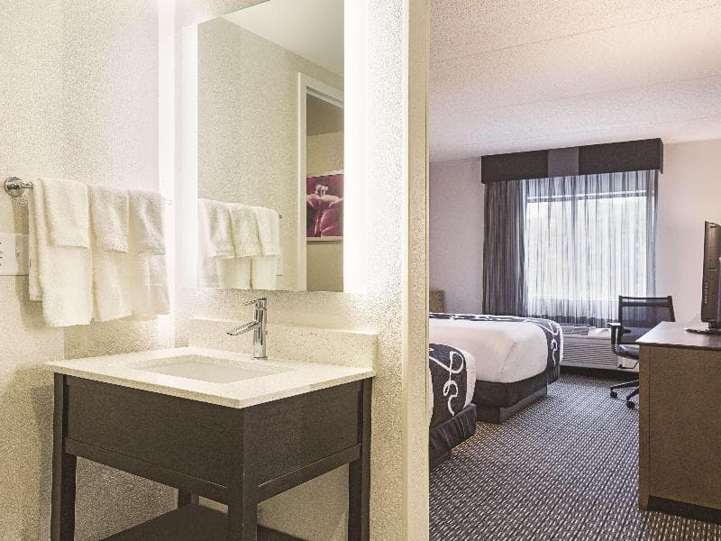 La Quinta Inn & Suites by Wyndham Baltimore BWI Airport 4