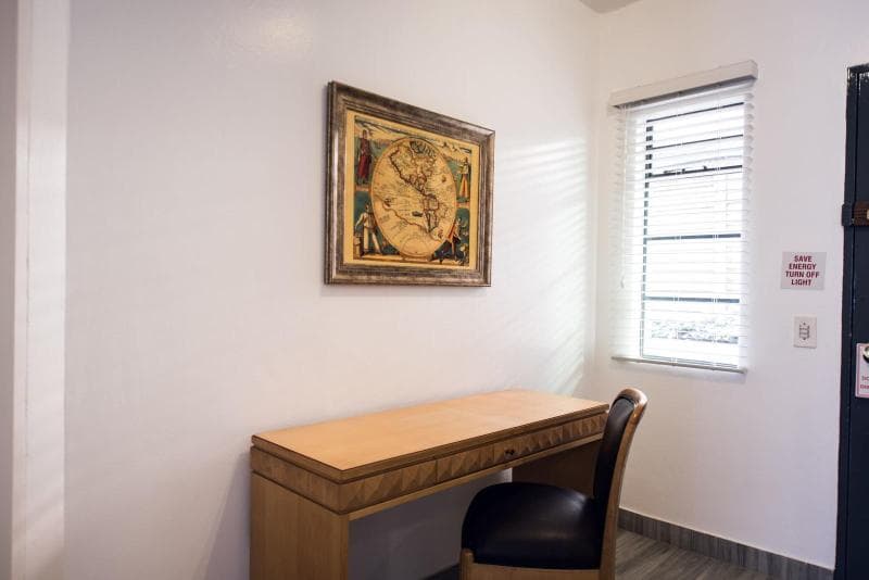 Airport Inn & Suites 4