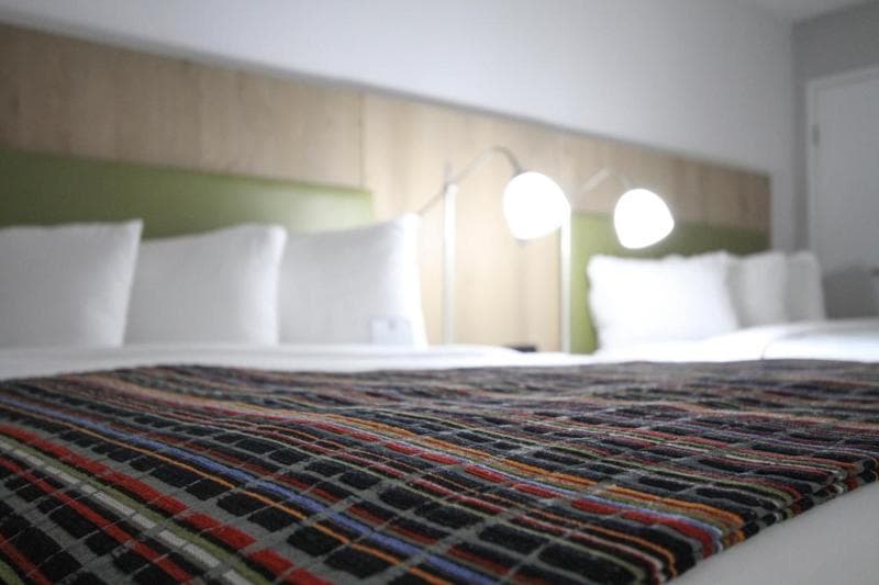GreenTree Inn & Suites Phoenix Sky Harbor 4