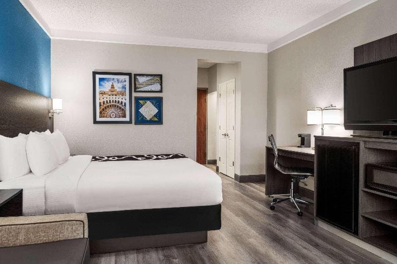 La Quinta Inn & Suites by Wyndham Round Rock North 4