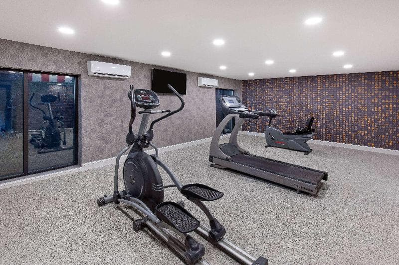 La Quinta Inn & Suites by Wyndham Nashville Airport 2