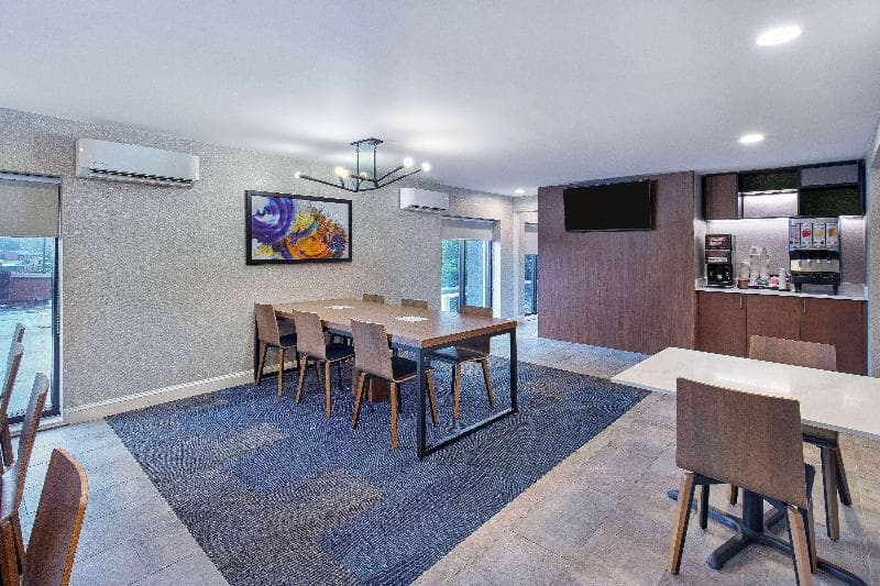 La Quinta Inn & Suites by Wyndham Nashville Airport 3