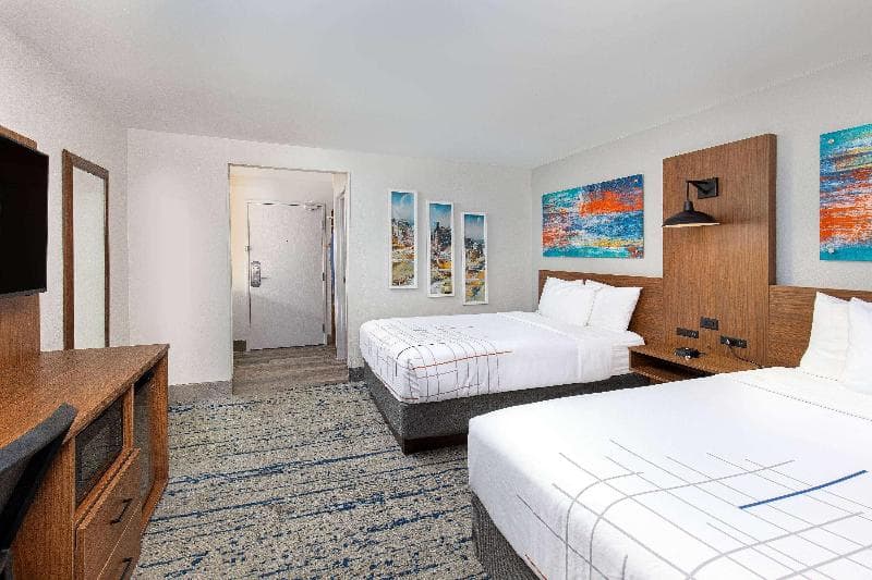 La Quinta Inn & Suites by Wyndham Nashville Airport 5