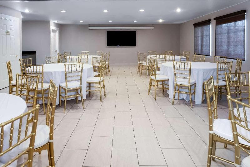 La Quinta Inn & Suites by Wyndham Laredo Airport photo 1