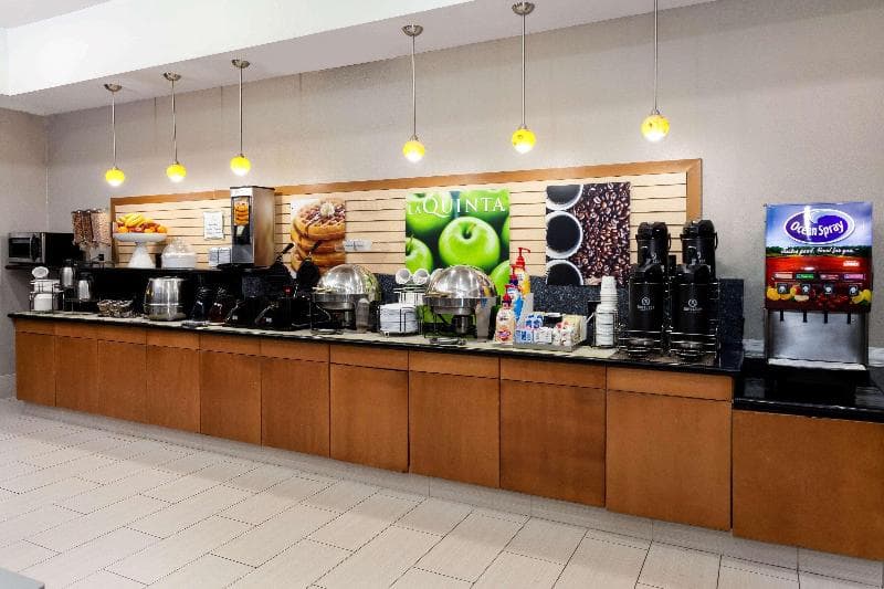 La Quinta Inn & Suites by Wyndham Laredo Airport 3