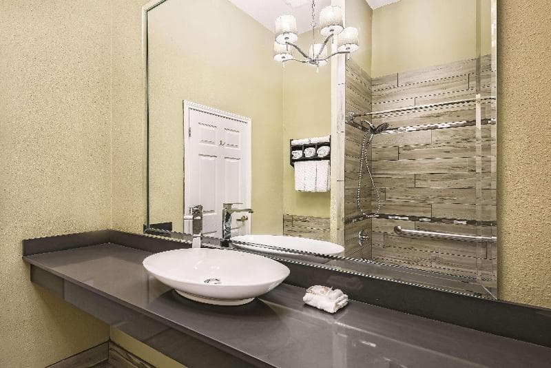 La Quinta Inn & Suites by Wyndham Laredo Airport 5