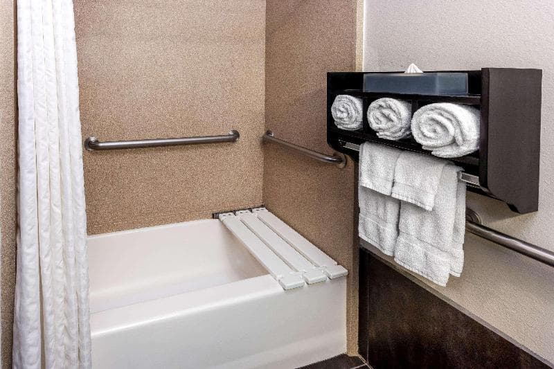 La Quinta Inn & Suites by Wyndham Laredo Airport 4