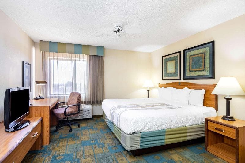 La Quinta Inn & Suites by Wyndham El Paso East 4