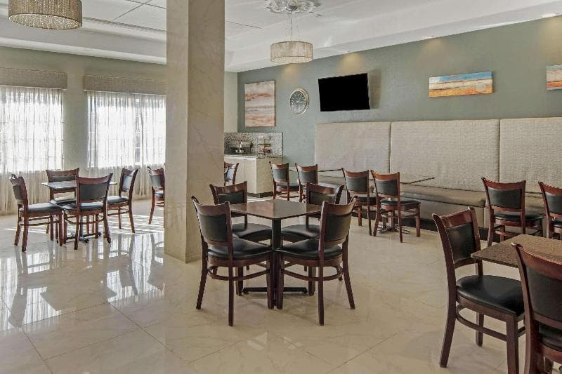 La Quinta Inn & Suites by Wyndham Brownsville North 4