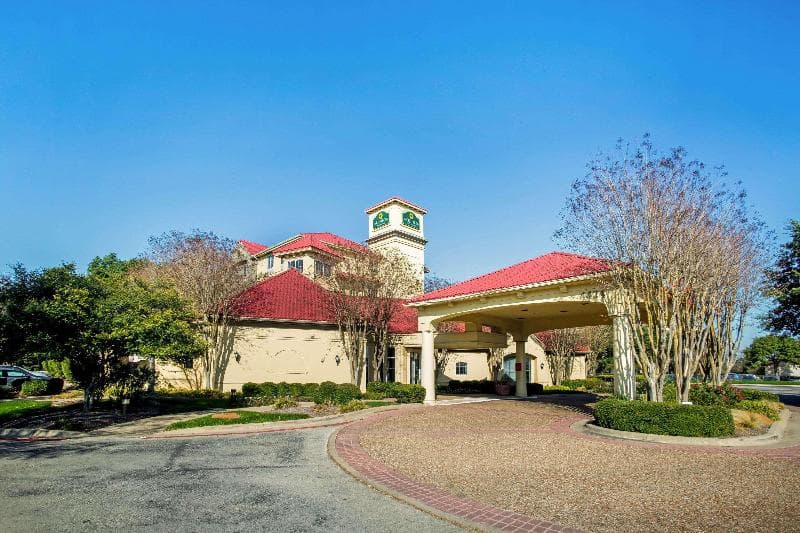 La Quinta Inn & Suites by Wyndham Austin Southwest photo 1