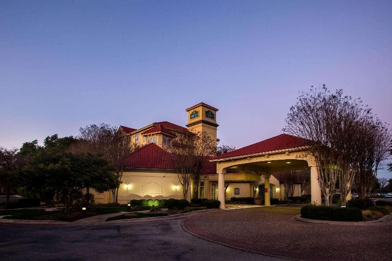 La Quinta Inn & Suites by Wyndham Austin Southwest 3