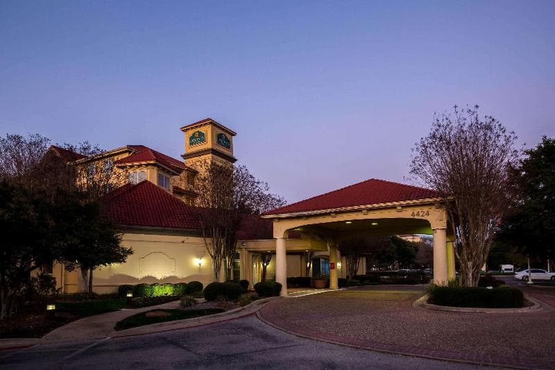 La Quinta Inn & Suites by Wyndham Austin Southwest 4