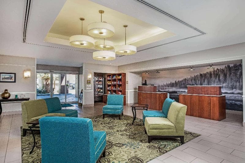 La Quinta Inn & Suites by Wyndham Bakersfield North 5
