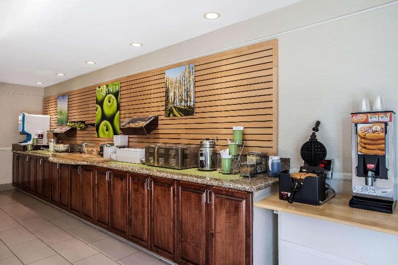 La Quinta Inn & Suites by Wyndham Bakersfield North 2