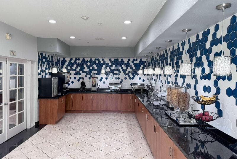 La Quinta Inn & Suites by Wyndham Tulare 3