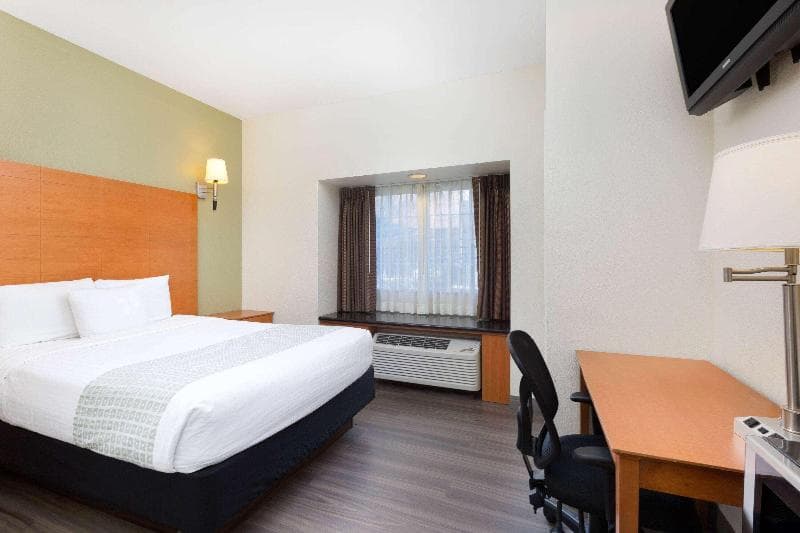 La Quinta Inn & Suites by Wyndham Tulare 5
