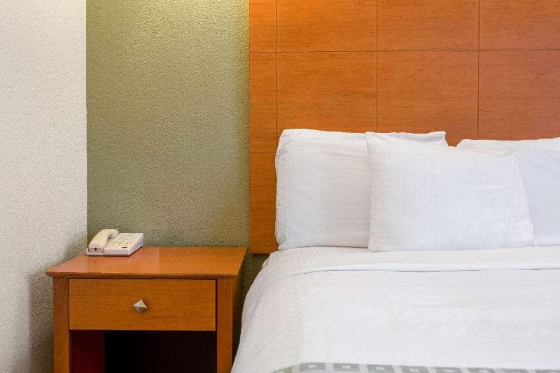 La Quinta Inn & Suites by Wyndham Tulare 4
