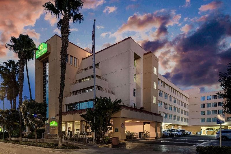 La Quinta Inn & Suites by Wyndham Anaheim 3
