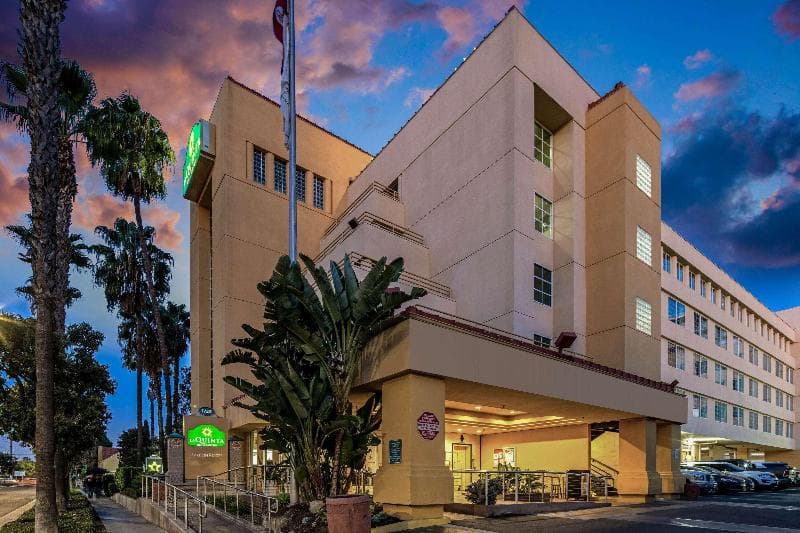 La Quinta Inn & Suites by Wyndham Anaheim 4