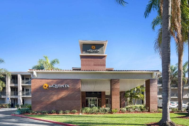 La Quinta Inn & Suites by Wyndham Orange County Airport photo 1