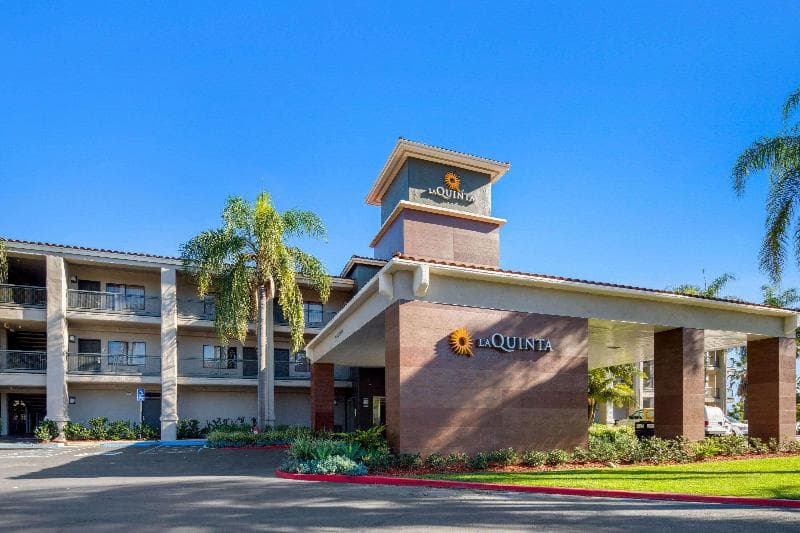 La Quinta Inn & Suites by Wyndham Orange County Airport 3