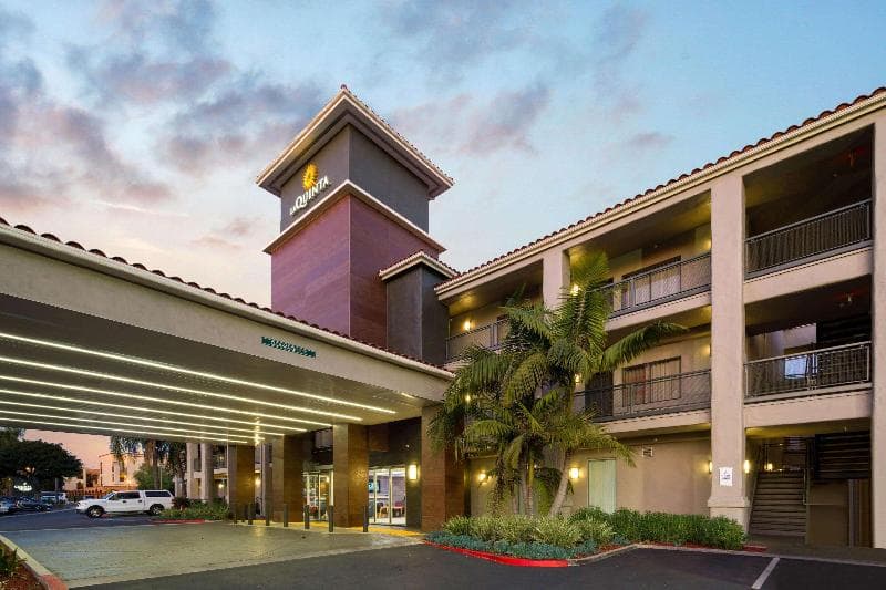 La Quinta Inn & Suites by Wyndham Orange County Airport 4