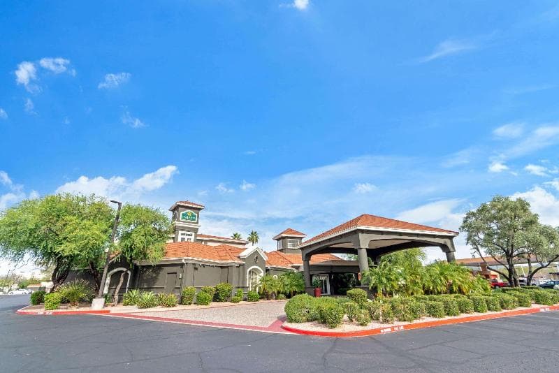 La Quinta Inn & Suites by Wyndham Phoenix Scottsdale 2
