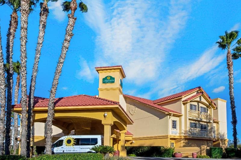 La Quinta Inn & Suites by Wyndham Tucson Airport 2
