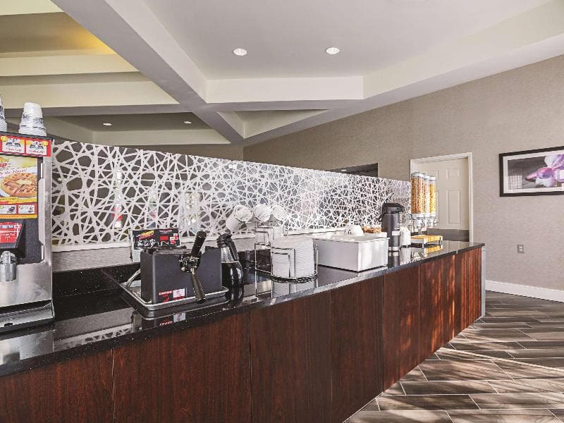 La Quinta Inn & Suites by Wyndham Dallas Plano West 3