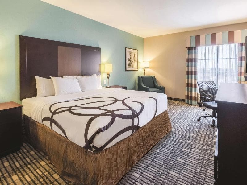 La Quinta Inn & Suites Fort Worth Lake Worth 4