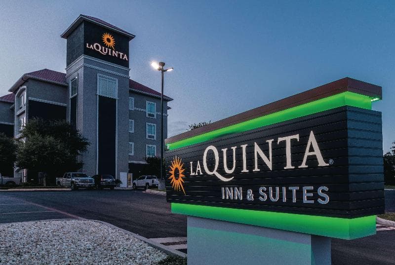 La Quinta Inn & Suites by Wyndham San Antonio Northwest 4