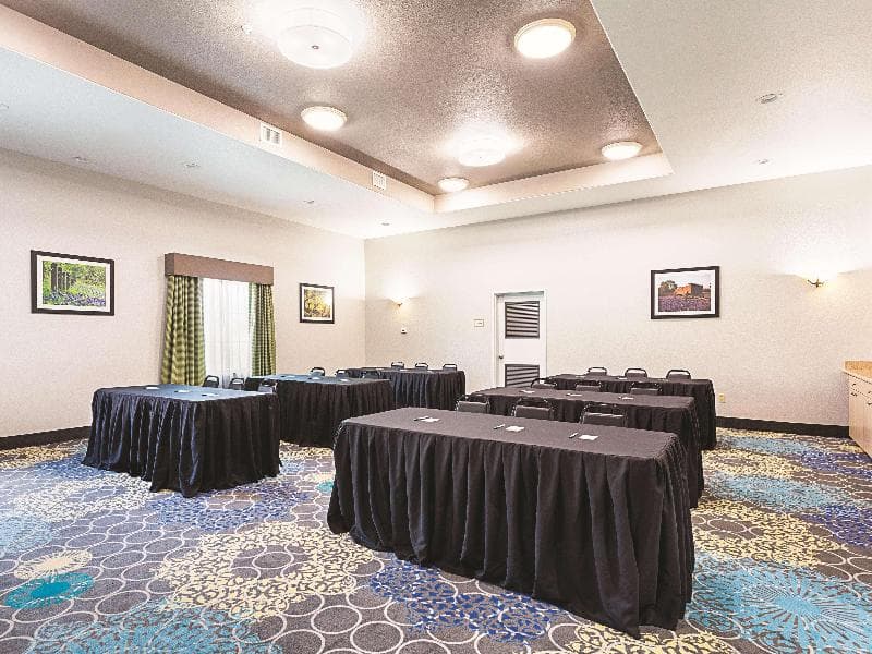 La Quinta Inn & Suites by Wyndham San Antonio Northwest 5