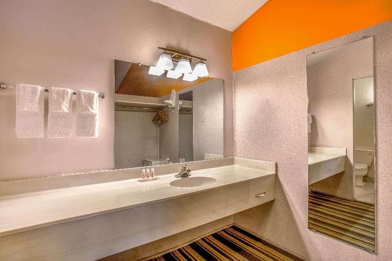 Howard Johnson by Wyndham Phoenix Airport/Downtown Area 5