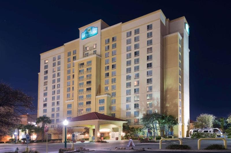 La Quinta Inn & Suites by Wyndham San Antonio Riverwalk 2
