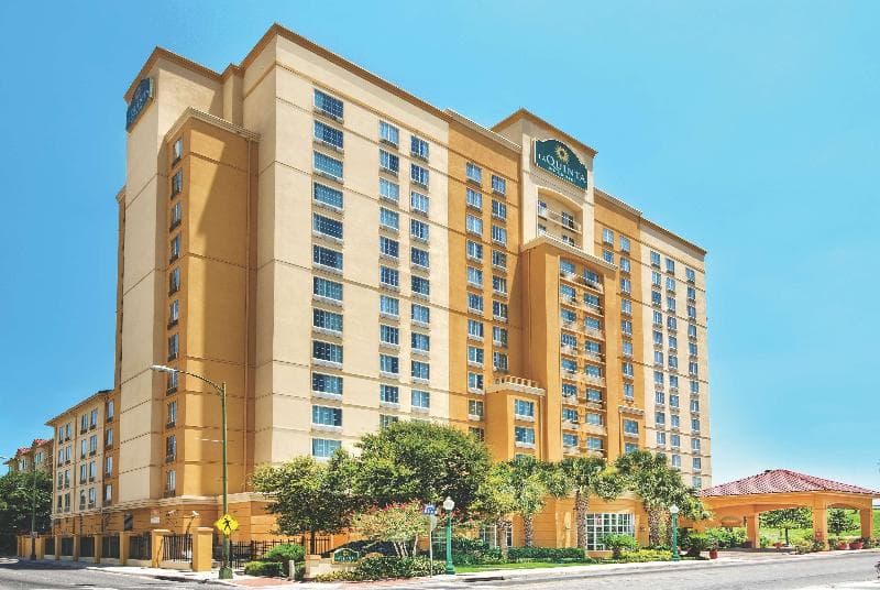 La Quinta Inn & Suites by Wyndham San Antonio Riverwalk 3