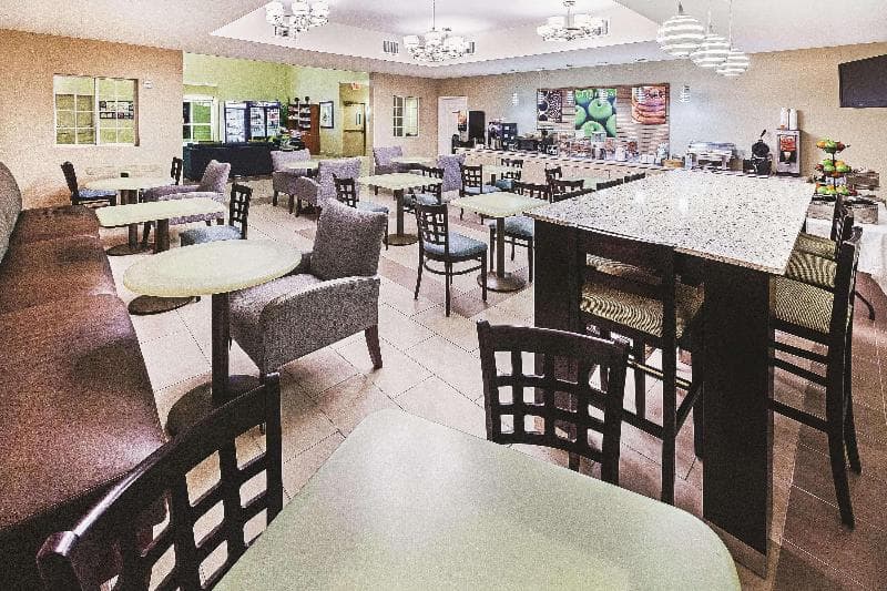 La Quinta Inn & Suites by Wyndham Corpus Christi Northwest 3