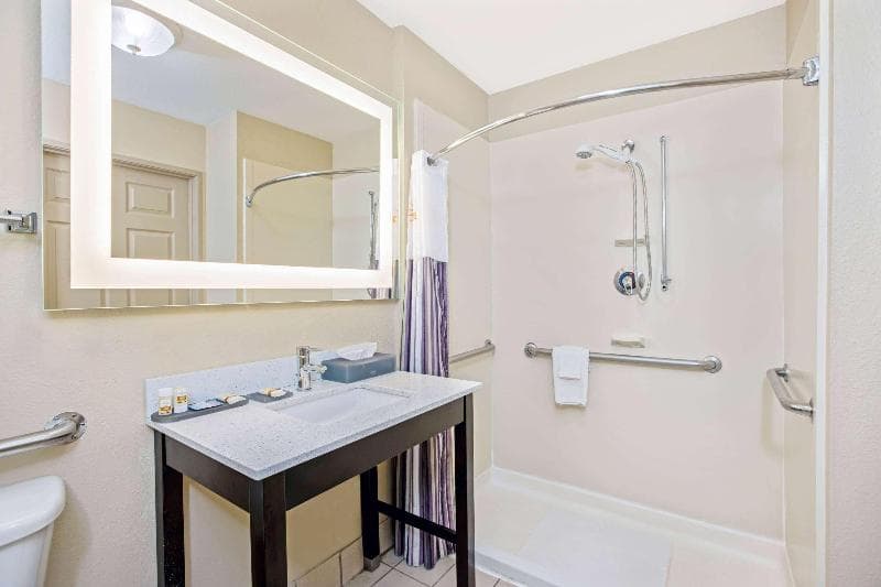 La Quinta Inn & Suites by Wyndham Corpus Christi Northwest 4