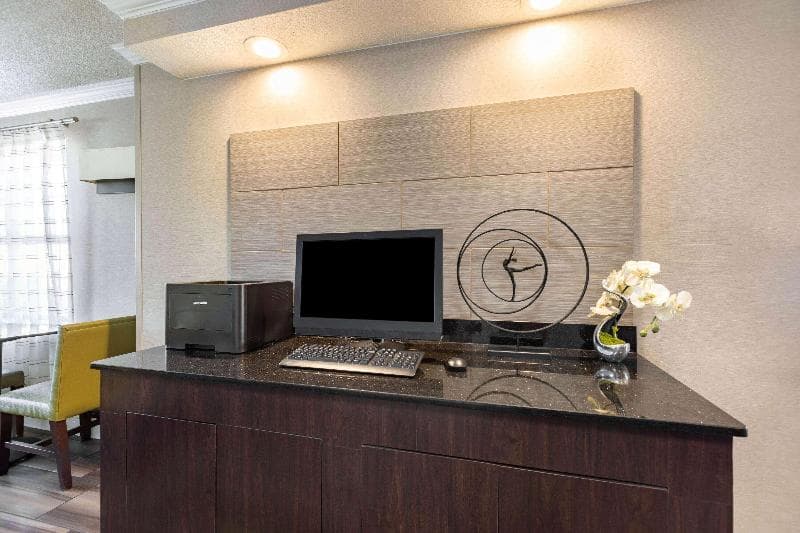 Travelodge by Wyndham El Paso - Airport photo 1