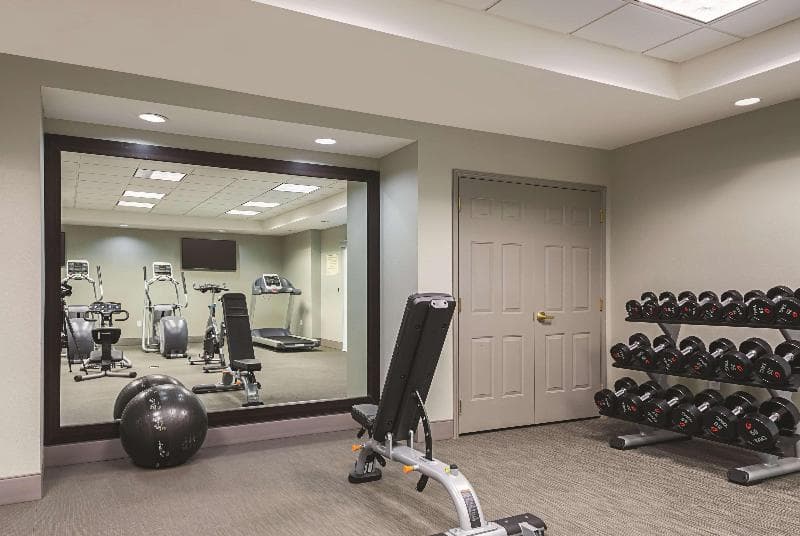 La Quinta Inn & Suites by Wyndham Alexandria Airport 2