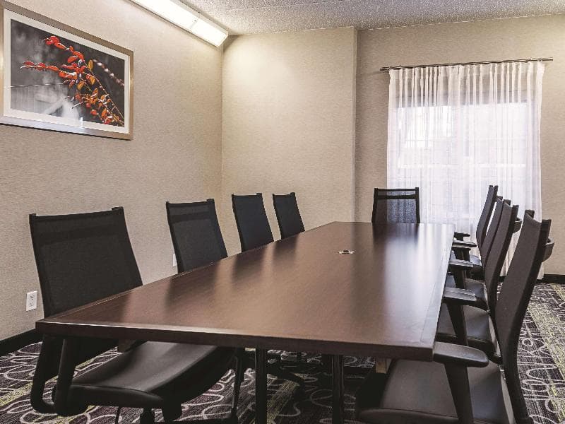 La Quinta Inn & Suites by Wyndham Alexandria Airport 1