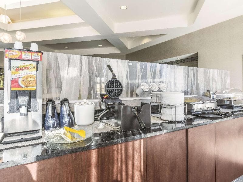 La Quinta Inn & Suites by Wyndham Alexandria Airport 3