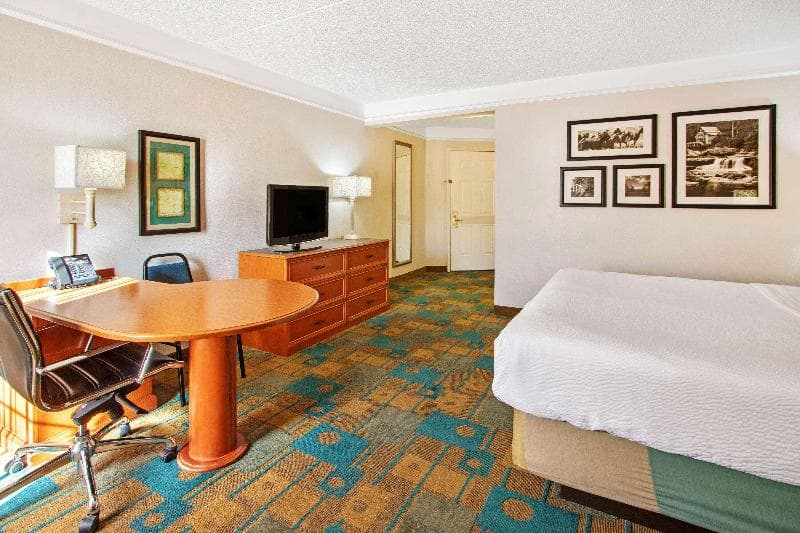 La Quinta Inn & Suites by Wyndham Albuquerque West 4