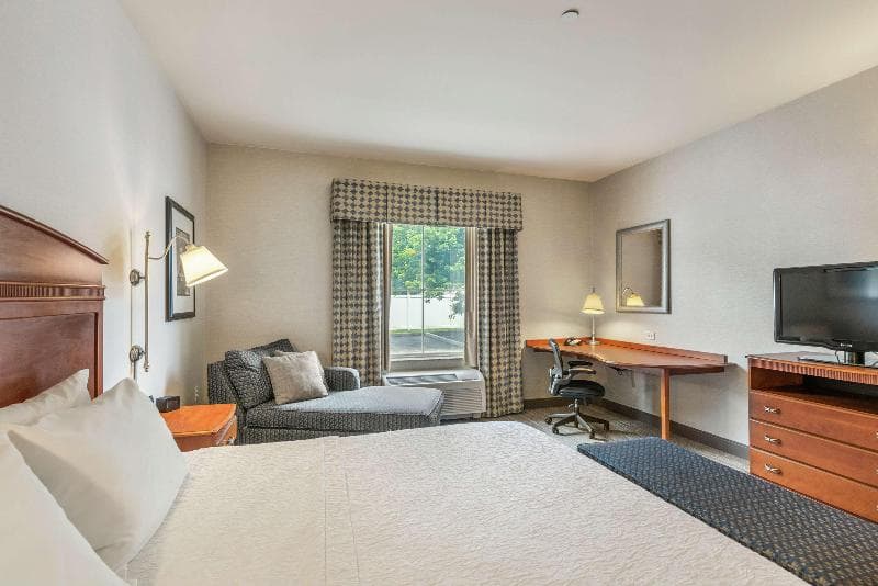 Hampton Inn & Suites Mystic 4