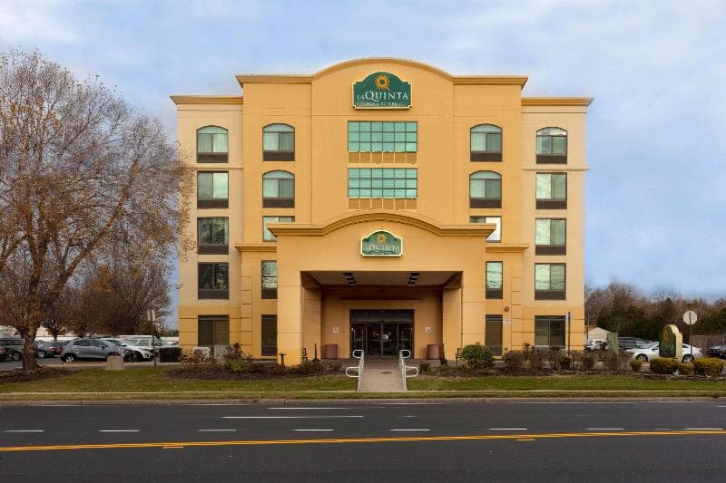La Quinta Inn & Suites by Wyndham Garden City 2