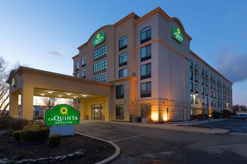 La Quinta Inn & Suites by Wyndham Garden City 3