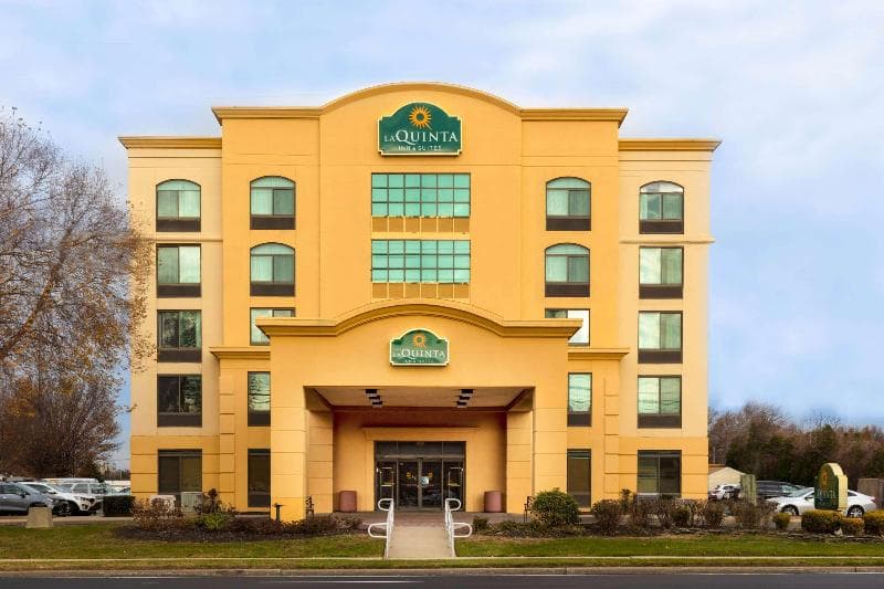 La Quinta Inn & Suites by Wyndham Garden City 4